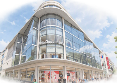 Moderne Straßenperspektive eines mehrgeschossigen Gebäudes mit großer Glasfassade und Passanten im Vordergrund.