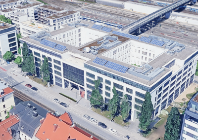 Großer moderner Bürokomplex mit Innenhof und Solaranlagen auf dem Dach in urbaner Lage