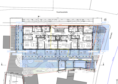 Grundriss eines mehrgeschossigen Wohngebäudes mit markierten Wohnungen, Terrassenbereichen und Außenanlagen in technischer Draufsicht.